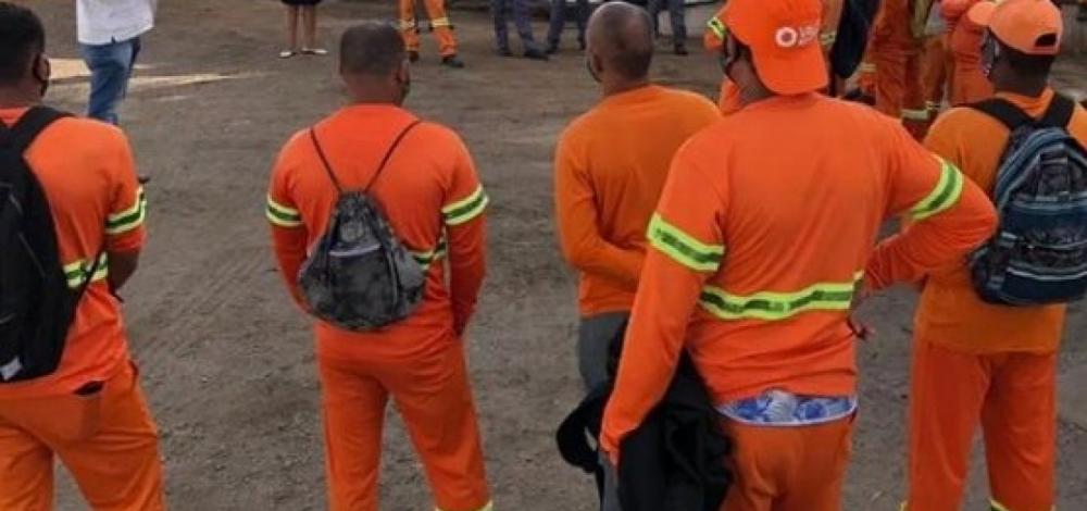 Trabalhadores da limpeza urbana param em Juazeiro pedindo a vacinação contra a Covid-19