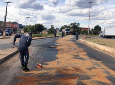 Barreiras: Bombeiros contêm derramamento de óleo na BR-135