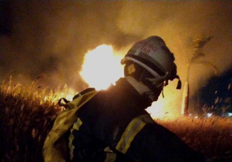 Barreiras: Bombeiros debelam incêndio em área de orfanato durante a madrugada