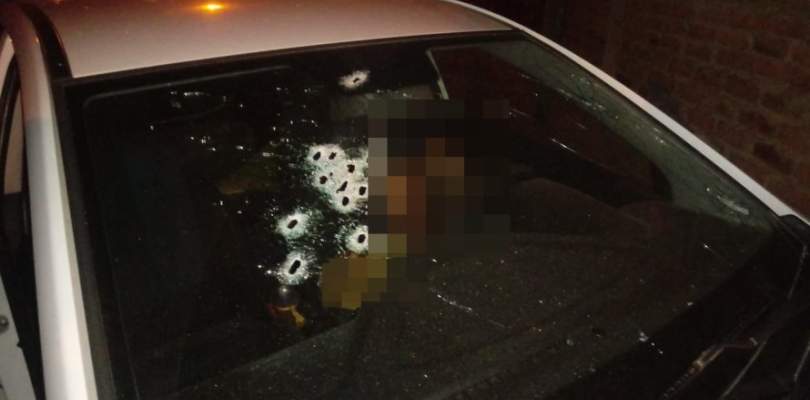 Homem é morto a tiros dentro de carro em suposta emboscada; assista