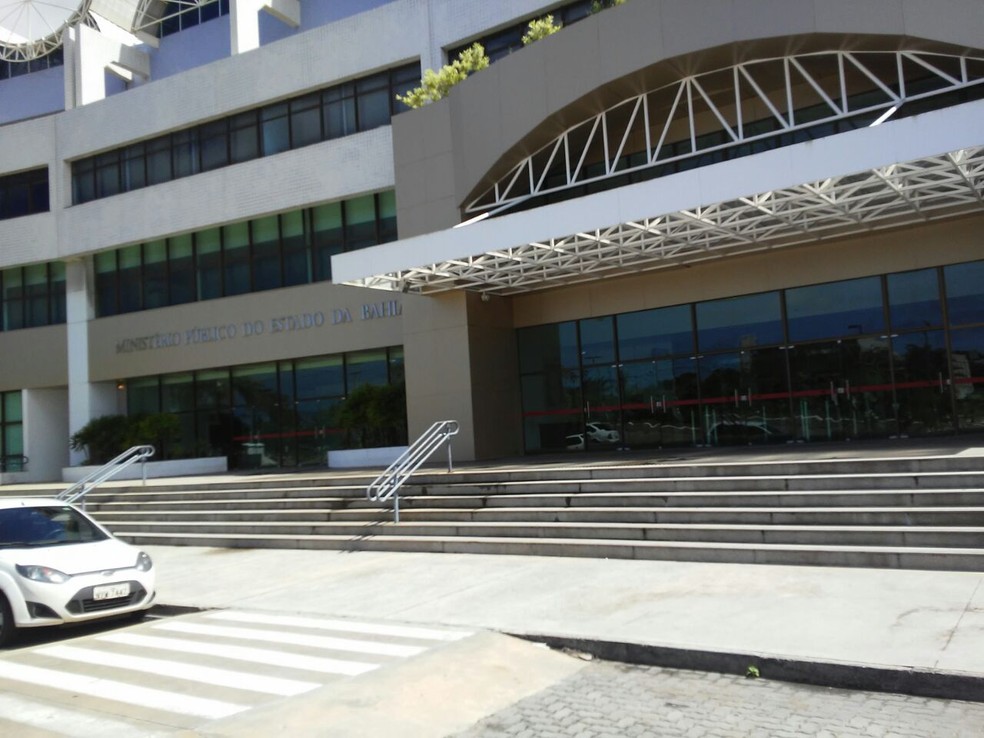 MP denuncia ex-prefeito de Teixeira de Freitas por dispensa ilegal de licitação
