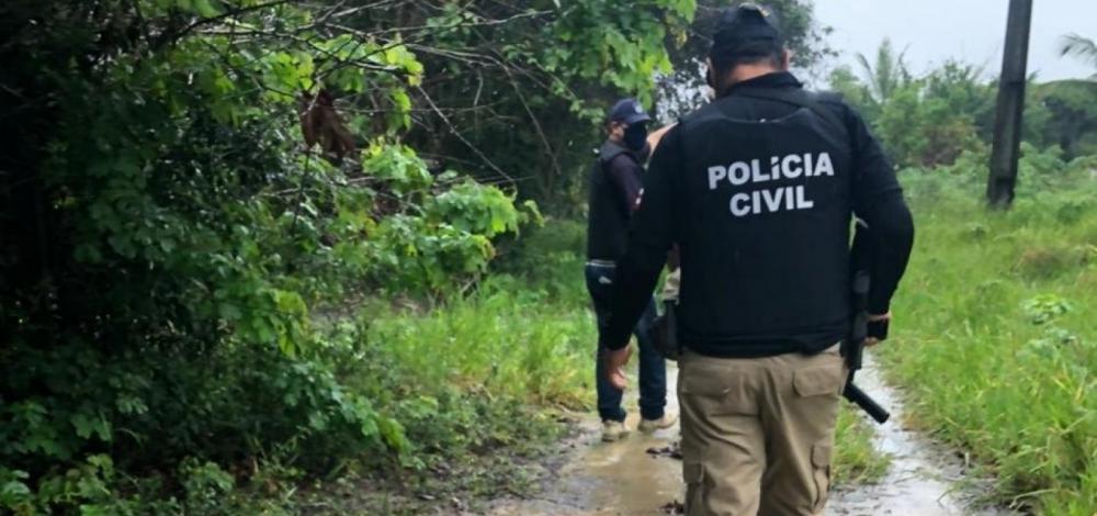 Polícia prende homem que enterrou a companheira viva na zona rural de Barro Preto