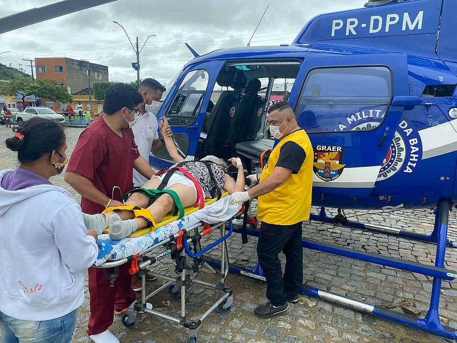 Chuva: moradores são retirados de helicóptero pelos tetos das casas na Bahia