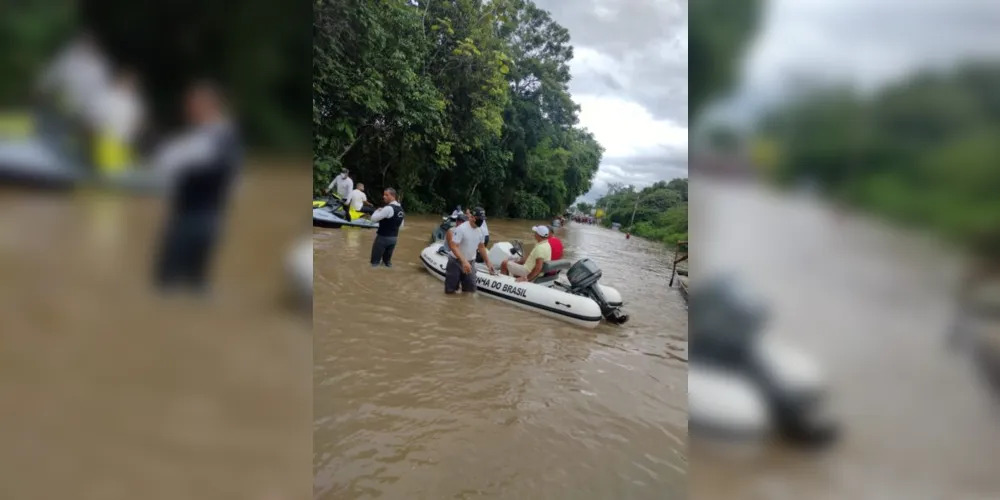 Pacientes e funcionários de hospital são transportados de barco