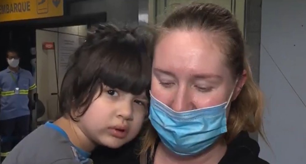 Ucraniana e filha de 5 anos desembarcam na Bahia após fugir da guerra