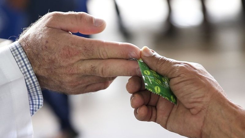 Bahia acelera vacinação contra Covid-19 e distribuirá 1 milhão de preservativos durante o São João