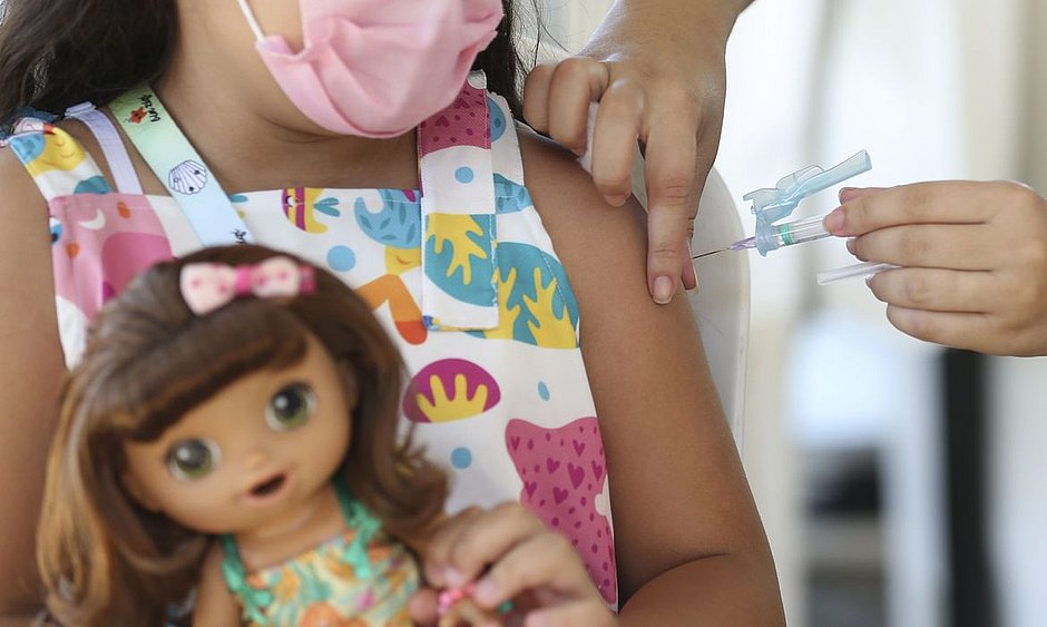 Em 99.5% das cidades baianas faltam doses anticovid para crianças de 3 a 5 anos