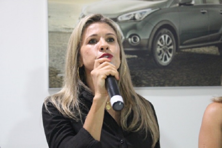 Primeira-dama é acusada de se autodeclarar parda para receber verba