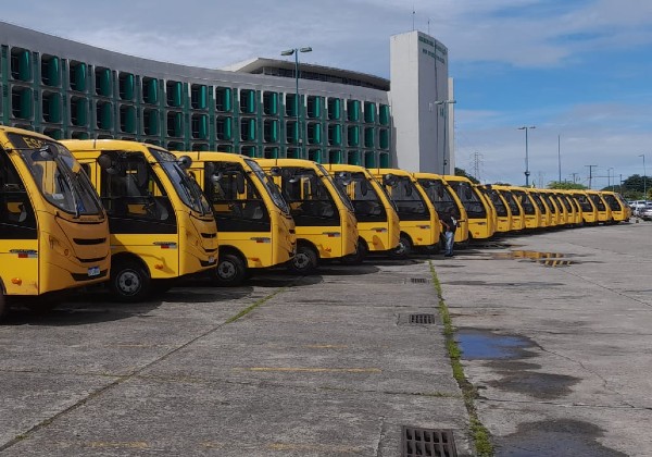 Estado entrega mais 64 ônibus escolares; total na gestão chega a 745