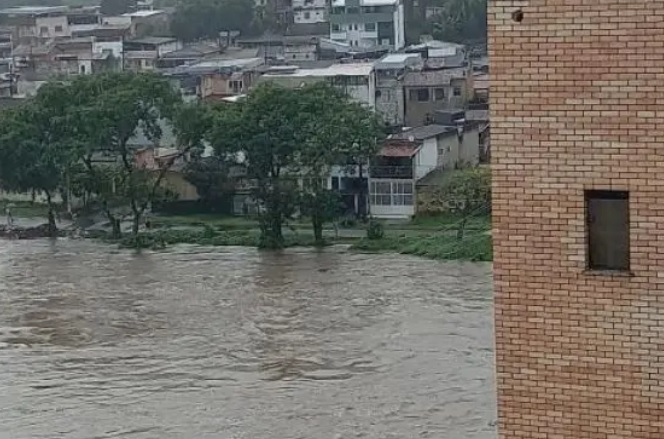 Itabuna: Nível do Rio Cachoeira sobe 3,5 m devido a chuvas e já encosta em linha de rua