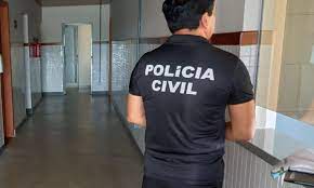 Mulher é presa por espancar filha com rodo após garota derrubar mobília na Bahia