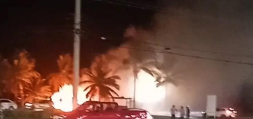 Incêndio toma conta de barraca de praia em Ilhéus