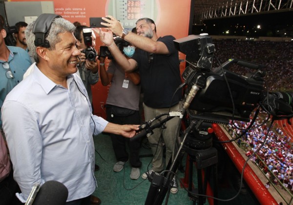 Governador acompanha transmissão da TVE durante jogo do Bahia: Futebol estimula nossa união