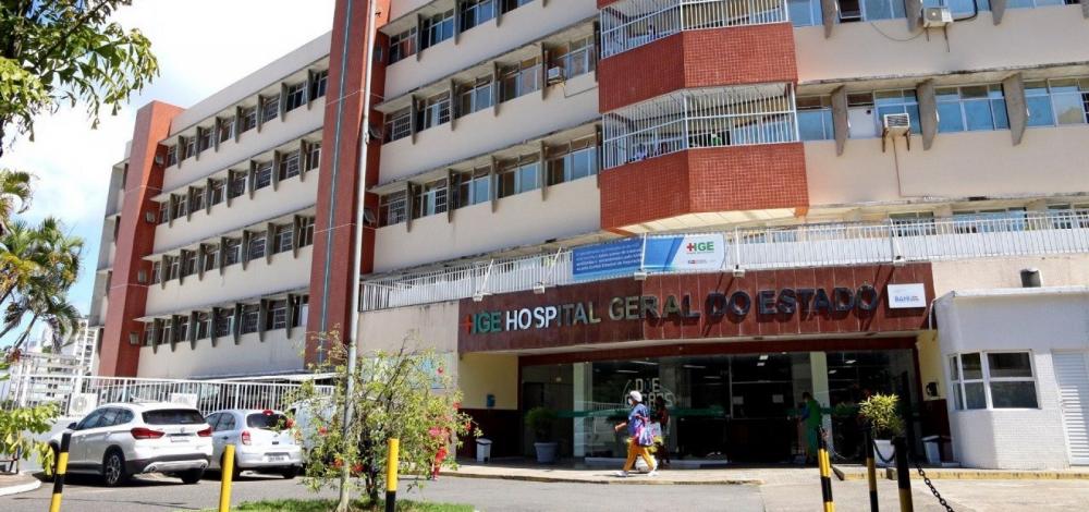 Cabeleireira trans morre após três semanas internada em hospital com corpo queimado