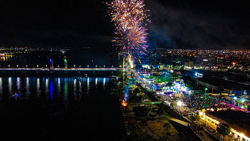  Com muita música e queima de fogos, Réveillon 2024 reúne multidão na Orla II de Juazeiro