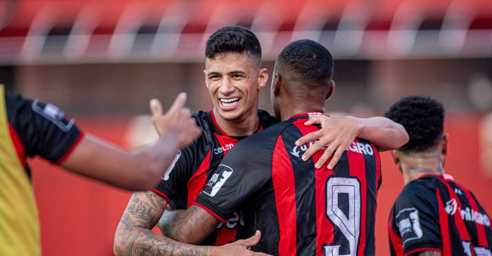 Vitória vence Juazeirense no Barradão e reassume liderança do Campeonato Baiano