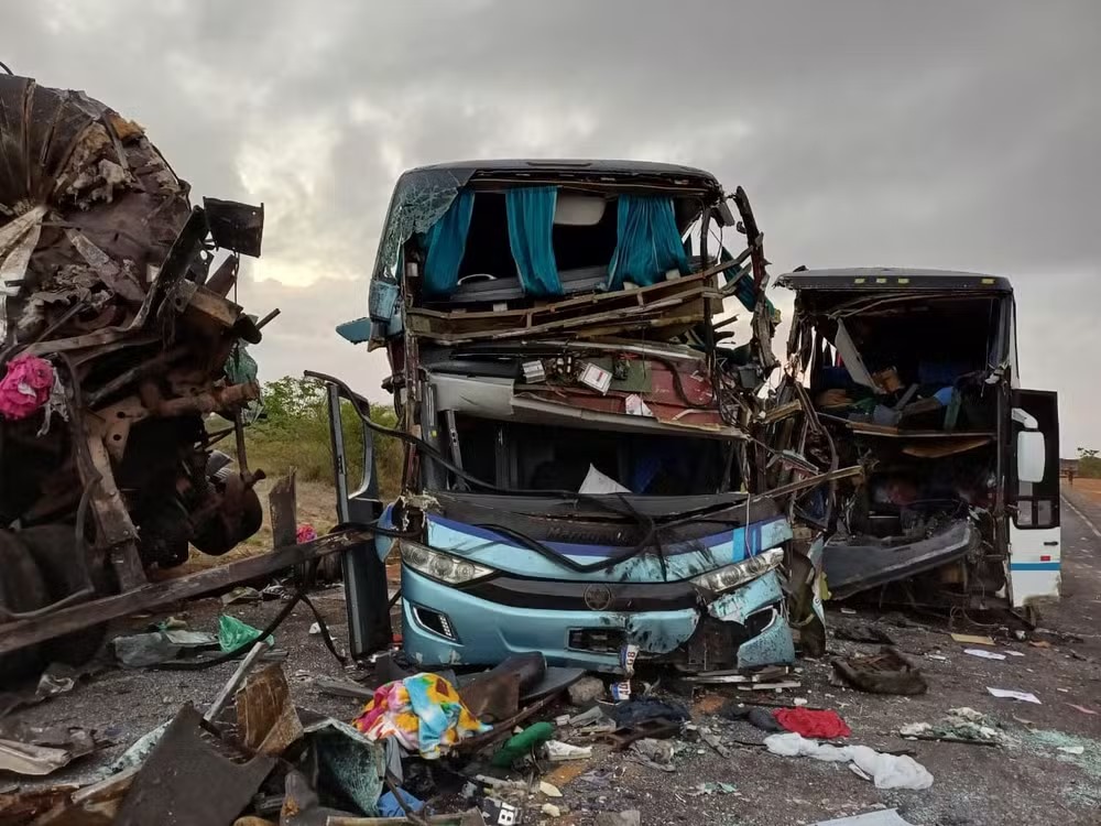 Cinco morrem e 23 ficam feridos em batida entre dois ônibus e uma carreta no interior da Bahia.