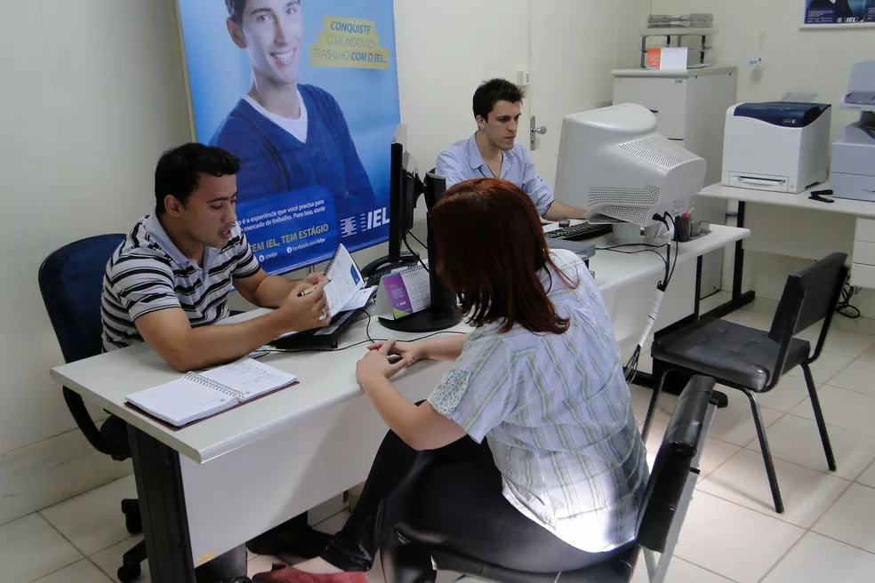 IEL oferta 1,1 mil vagas de estágio com bolsas de até R$ 2,6 mil em diversos estados do Brasil