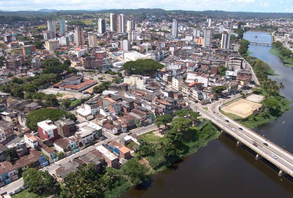 Mulher é presa suspeita de aliciar menina de 13 anos; adolescente foi deixada com três homens em motel