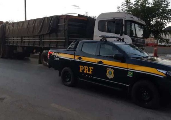 PRF apreende quase 2 milhões de cigarros contrabandeados em trecho da BR-242