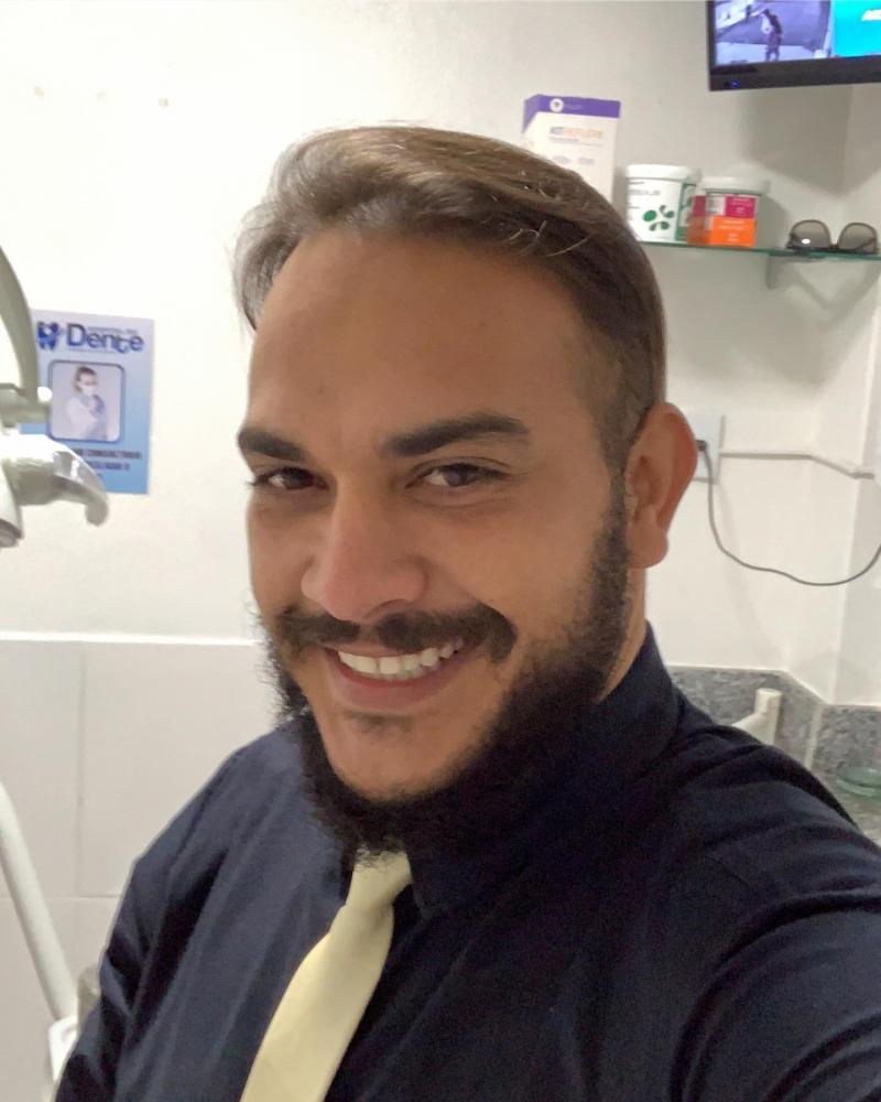 Estudante é denunciado por atuar como dentista; ele rebate: 'Toda vez que falam fico mais rico'