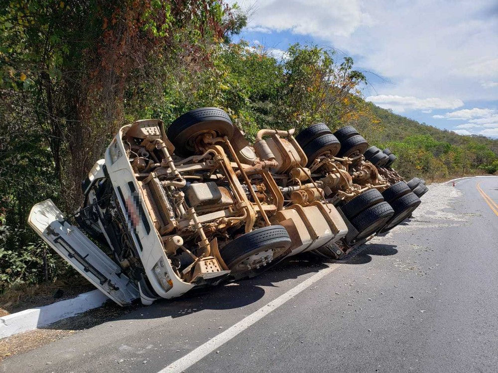 Motorista fica ferido após carreta tombar em rodovia do oeste da Bahia
