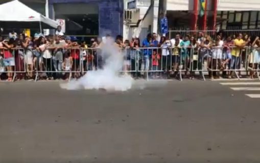  Acidente com artefato explosivo deixa feridos durante desfile em Santo Antônio de Jesus