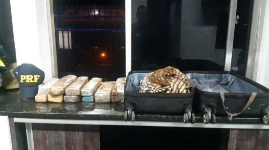 Mulher é presa em flagrante com 15 kg de maconha dentro de mala na Bahia