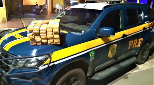 Casal é preso com quase 30 kg de maconha escondidos em mala